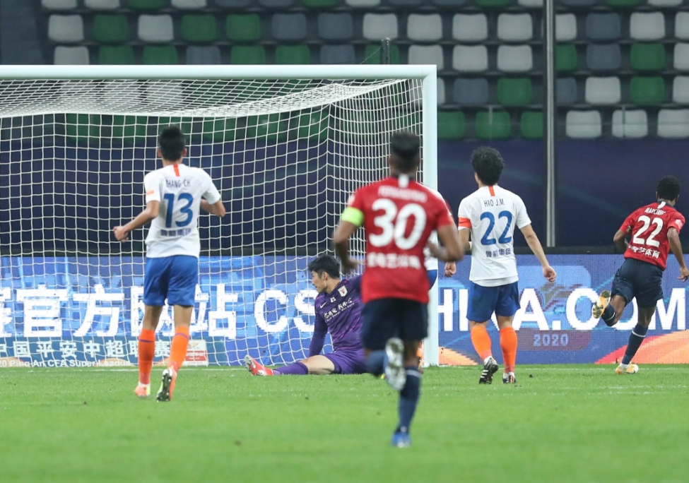 武汉三镇2-0完胜青岛海牛,保级关键战全取三分
